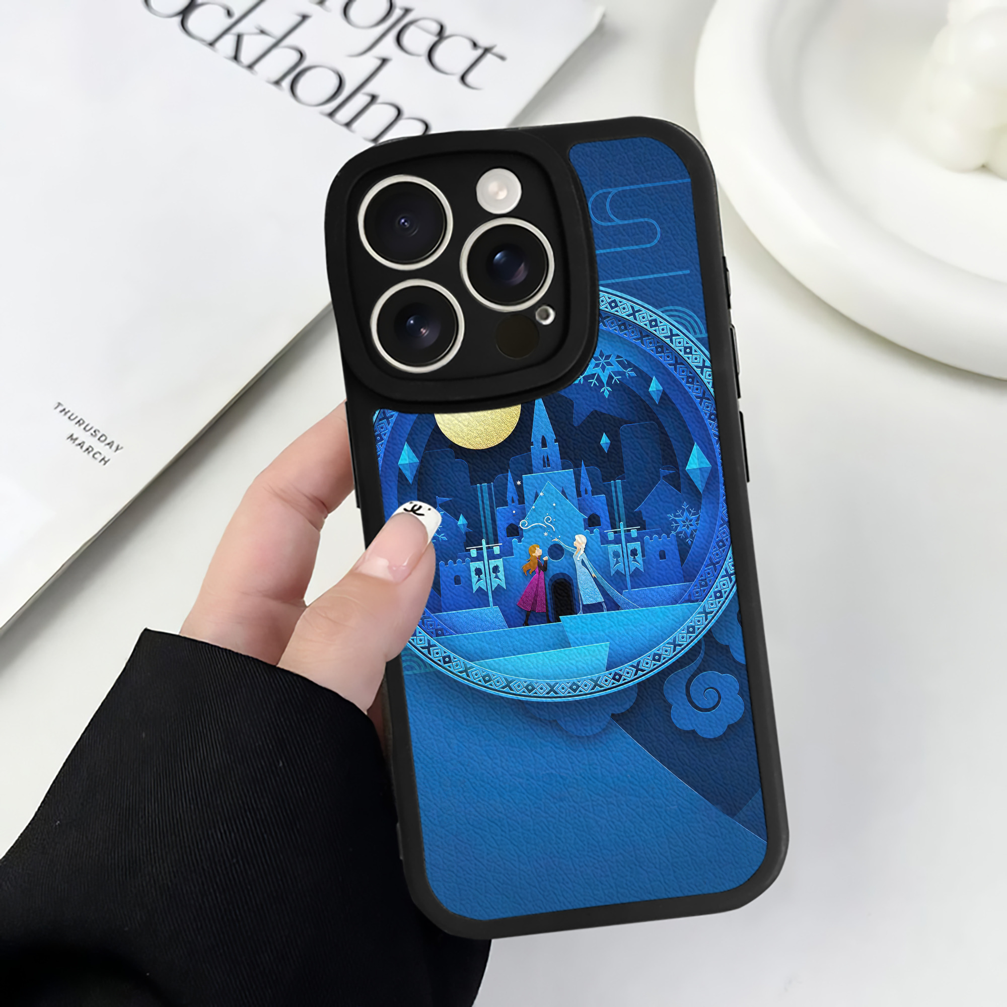 （画像用） アナと雪の女王 アンナ エルサ Frozen Anna Elsa 【iPhone 16シリーズ対応】シリコンスマホケース（レザー調） 材質：シリコン
